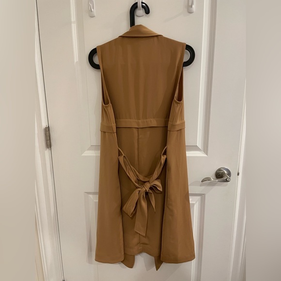 *New condition, no tags* June & Hudson Sleeveless Trench Coat - Picture 4 of 5